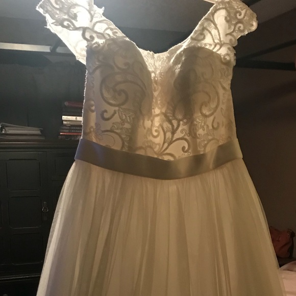 David’s Bridal Wedding Dress. - Picture 3 of 8